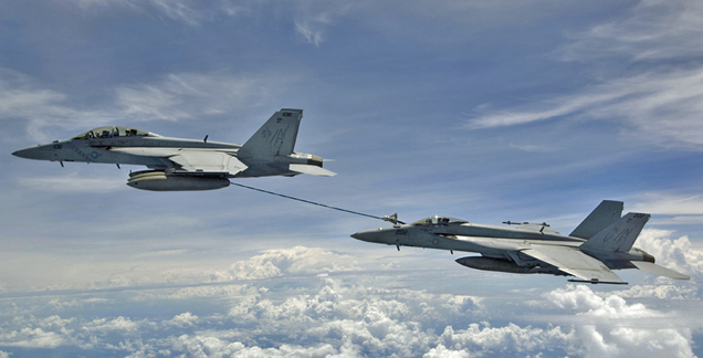 An F/A-18F two-seat Super Hornet refuels an F/A-18E Super Hornet over the Bay of Bengal in 2007 (US Navy)